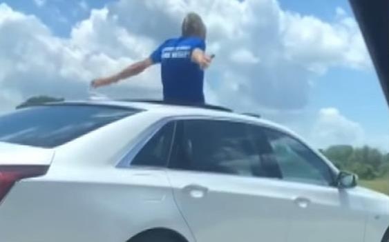 bị bắt vì cầu Chúa trên mui xe ảnh 1 bi bat vi cau Chua tren mui xe anh 1