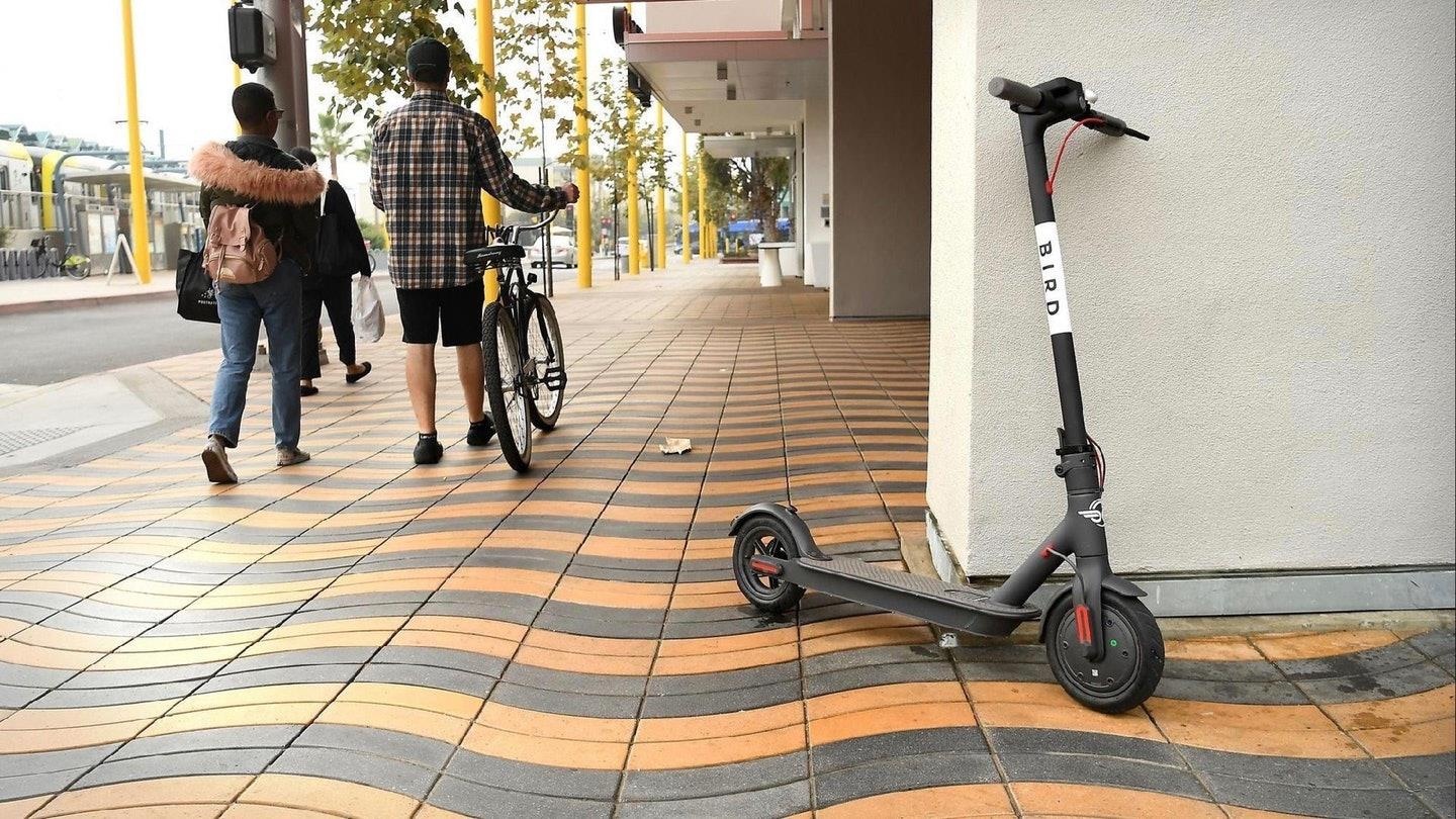 Scooter truot dien bat ngo tro thanh hung khi hinh anh
