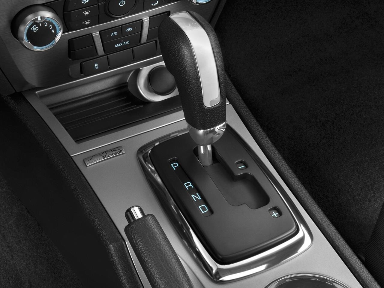 Ford trieu hoi Fusion vi loi can so anh 1