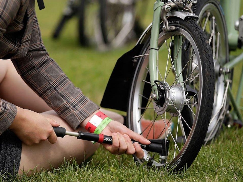 nhung vat dung khong de tren xe troi nang anh 9