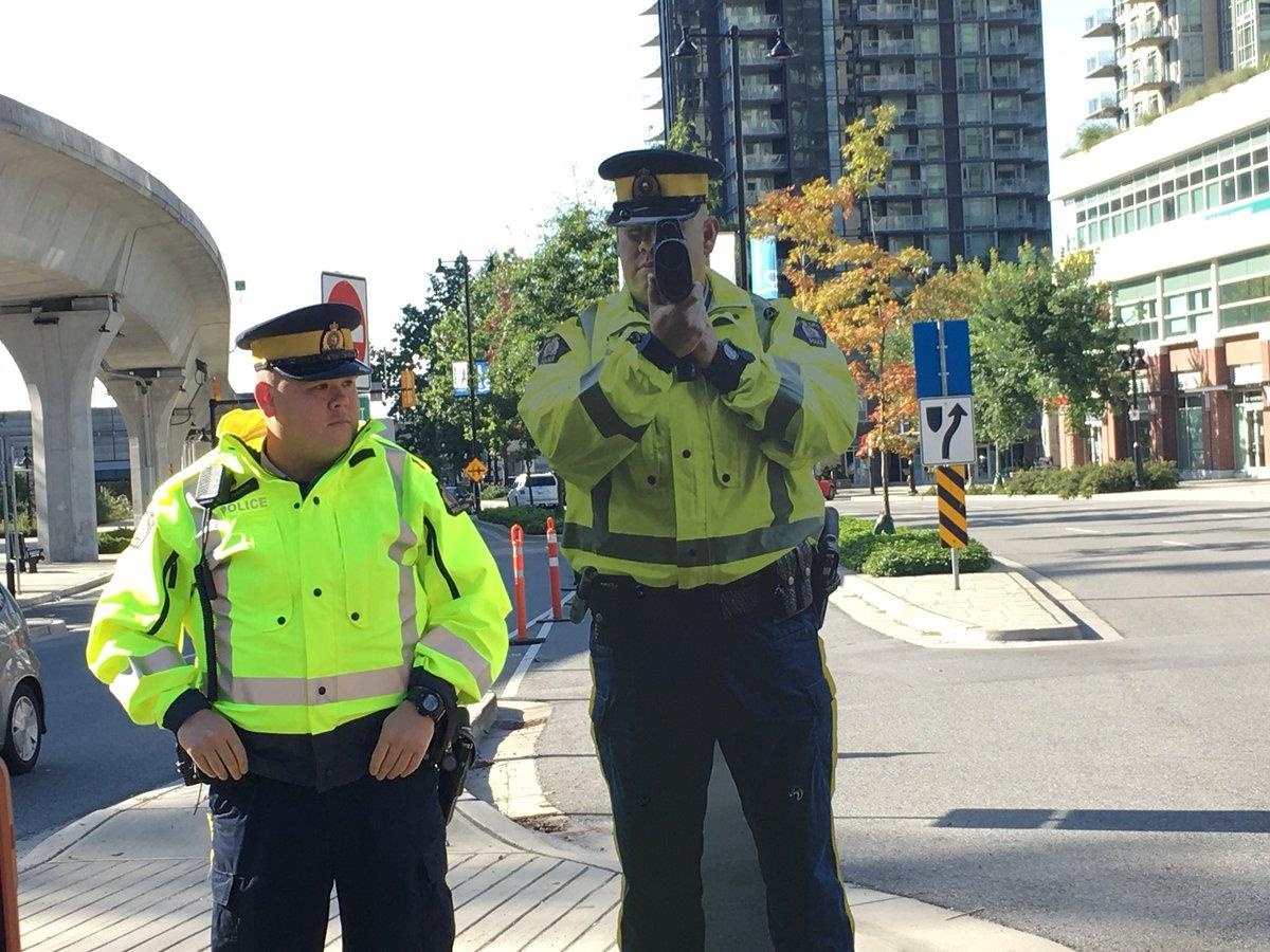 dung hinh nom canh sat cam may ban toc do anh 6