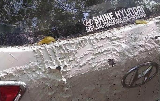 Hang loat oto bi tat axit chi vi chiem cho do xe anh 2