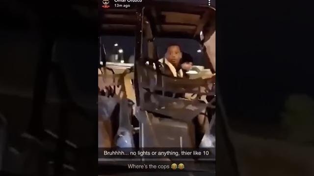 Hai dua tre lai xe tren cao toc My hinh anh