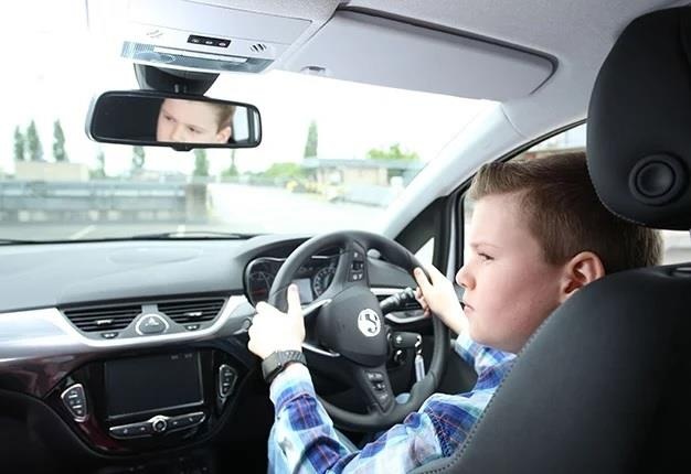 Hai dua tre 10 tuoi lai xe gan 100 km/h tren cao toc hinh anh