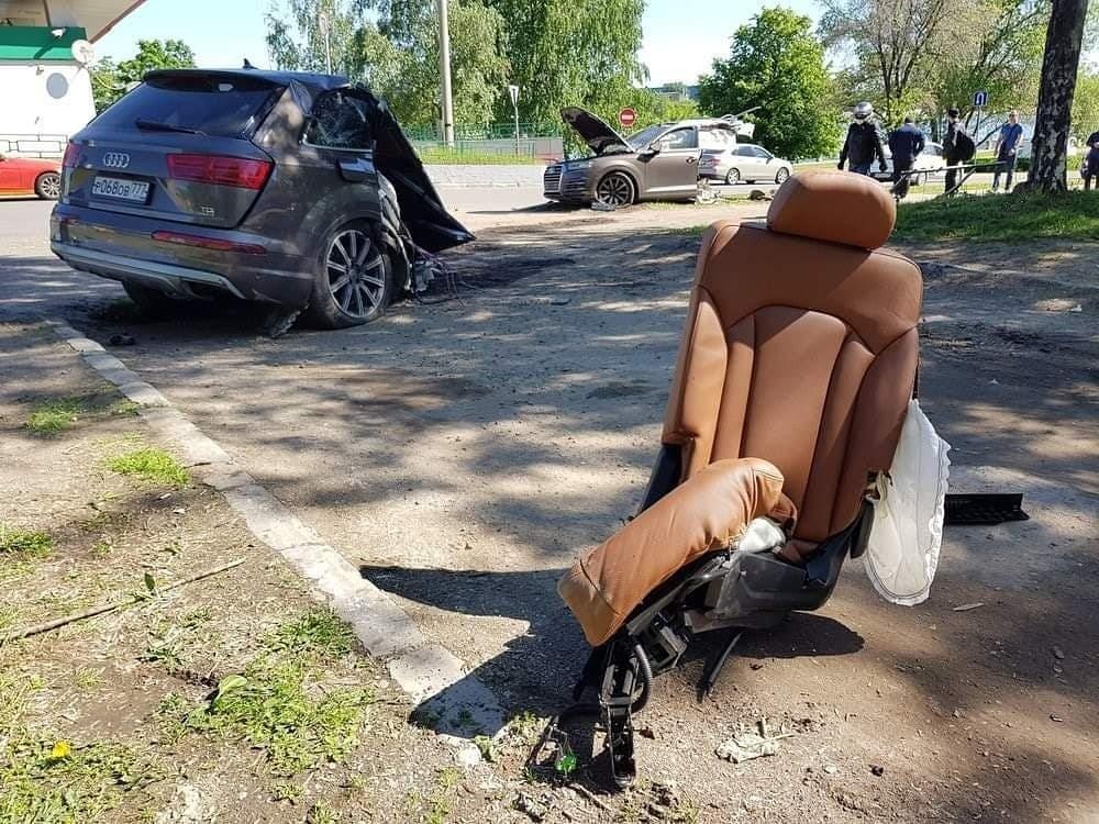 Audi Q7 dam vao cot den, than xe dut lam doi hinh anh