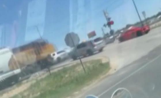 Tau cho hang dam truc dien vao xe canh sat hinh anh