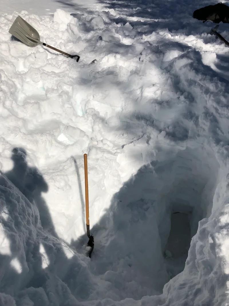 Oto bi vui sau 3 met duoi tuyet trong 4 thang anh 5