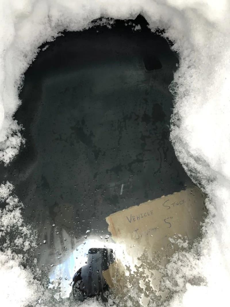 Oto bi vui sau 3 met duoi tuyet trong 4 thang anh 6