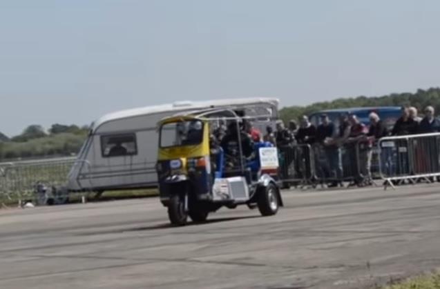 Tuk tuk dat toc do 120 km/h, lap ky luc the gioi hinh anh