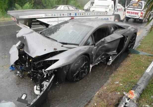 Lamborghini Aventador đâm vào cột đèn ảnh 1 Lamborghini Aventador dam vao cot den anh 1