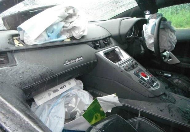 Lamborghini Aventador đâm vào cột đèn ảnh 2 Lamborghini Aventador dam vao cot den anh 2