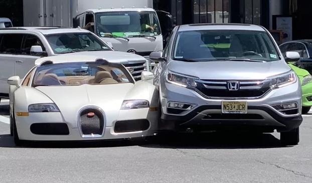 Sieu xe 2 trieu USD Bugatti Veyron vua duoc mua it phut da gap tai nan hinh anh