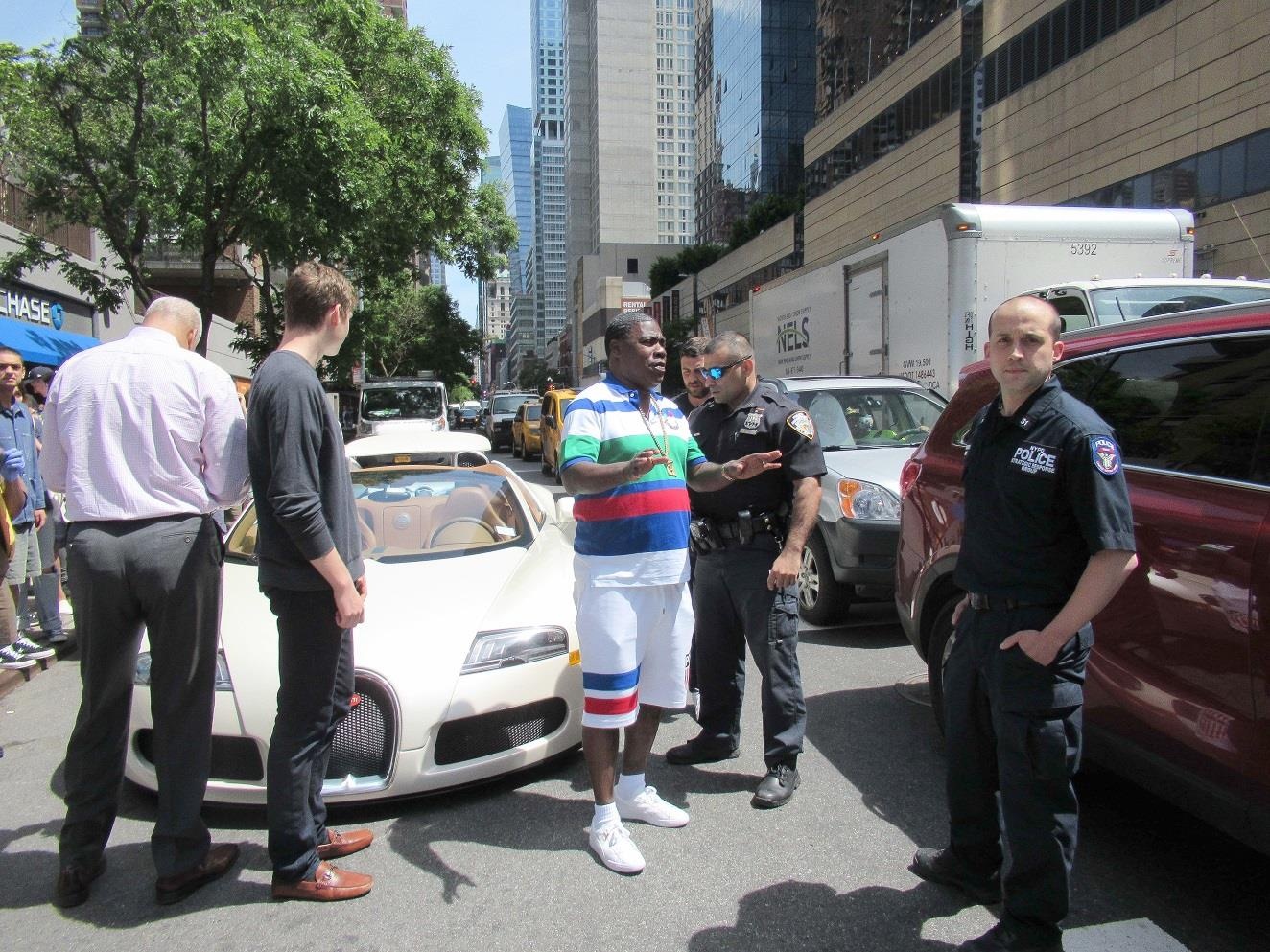 Bugatti Veyron vua mua xong da bi tai nan anh 3