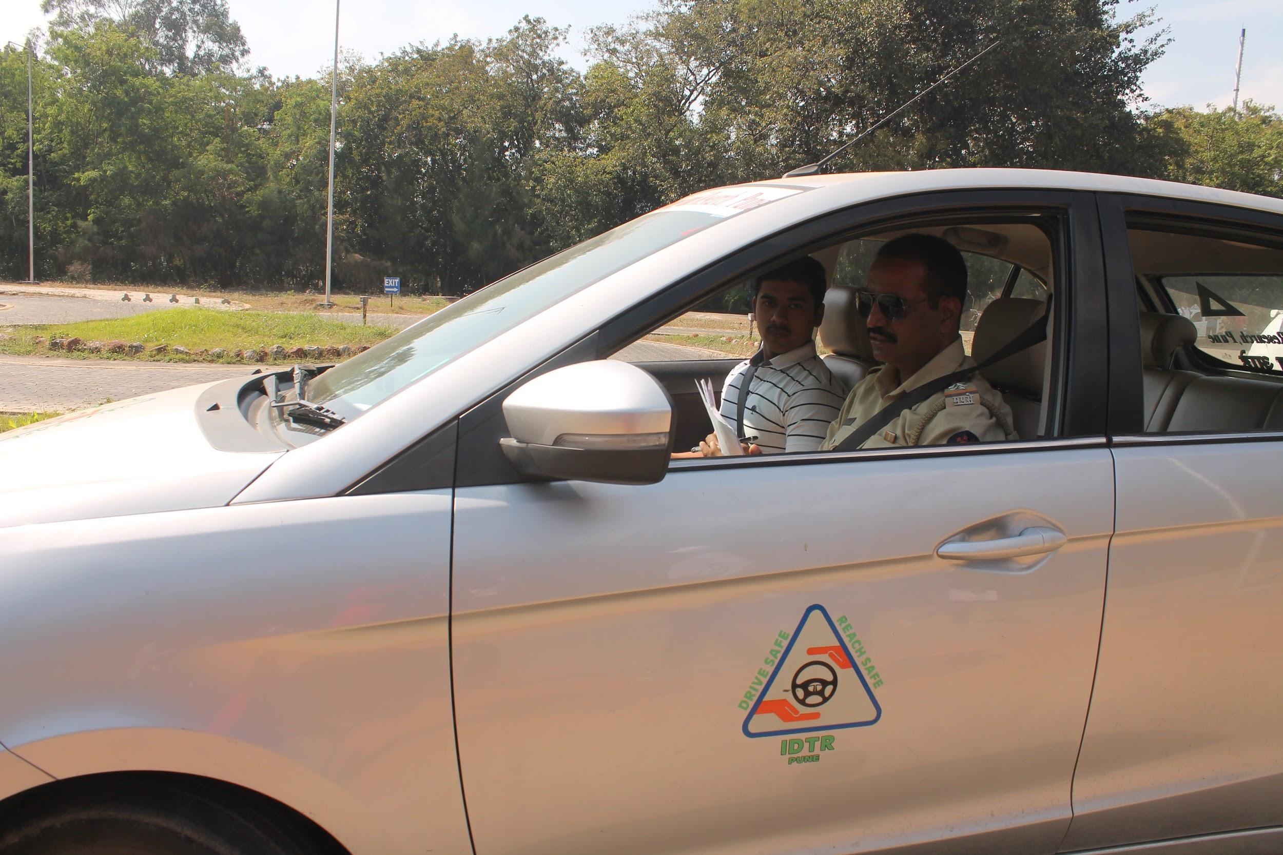 Truot bang lai vi hoc xe so tu dong nhung lai thi so san hinh anh