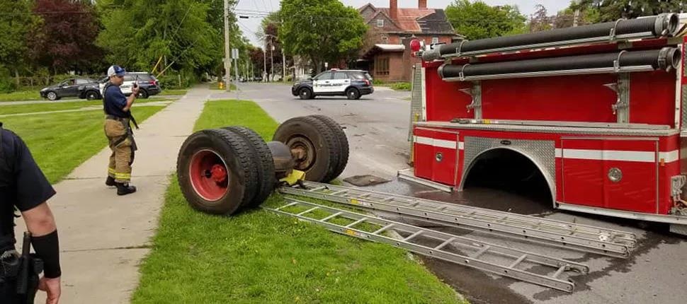 xe cứu hỏa văng cả trục bánh xe ra đường ảnh 1 xe cuu hoa vang ca truc banh xe ra duong anh 1