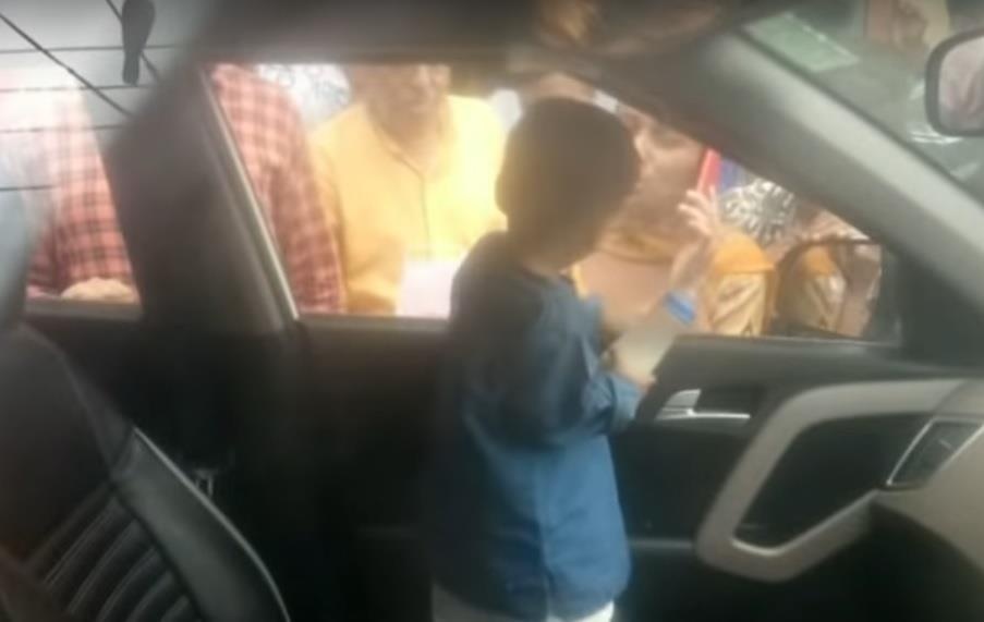 Be trai mac ket nhieu gio trong oto hinh anh