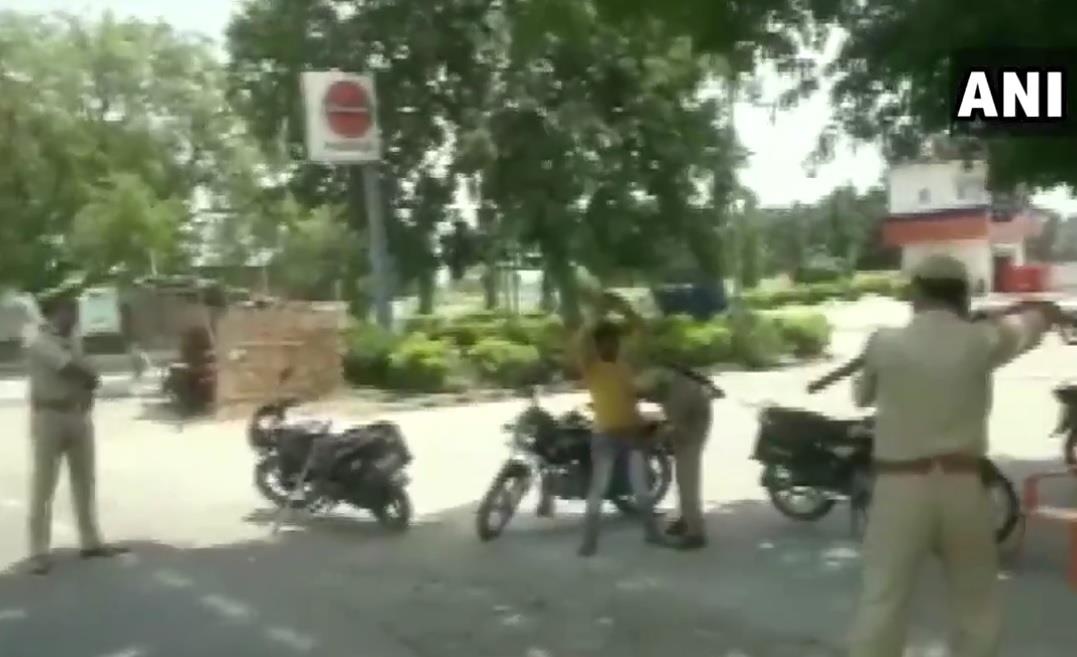 Canh sat dung sung kiem tra nguoi tham gia giao thong hinh anh