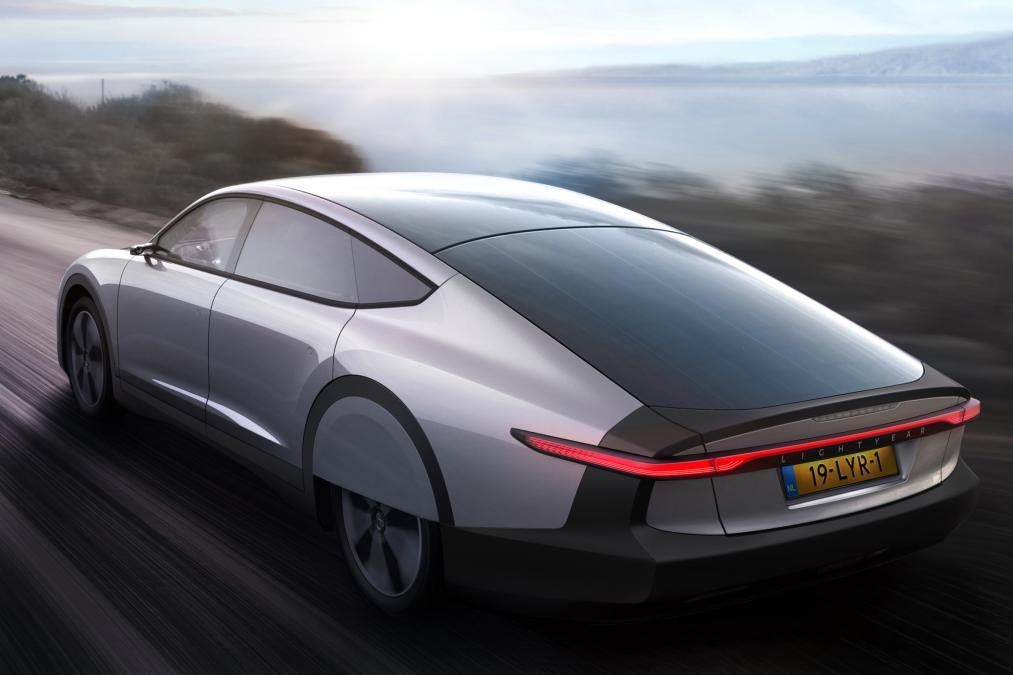 Xe dien dau tien the gioi chay bang nang luong mat troi hinh anh