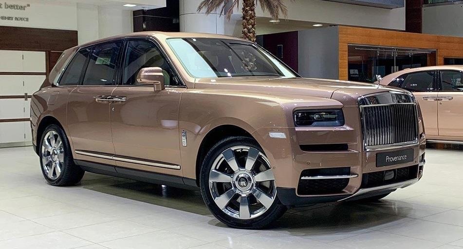 Rolls-Royce Cullinan mau vang cuc doc voi goi noi that sieu sang hinh anh