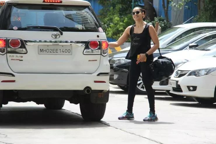 sao nu Bollywood dung xe gi anh 5