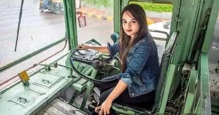 hotgirl lai xe buyt tai An Do anh 2