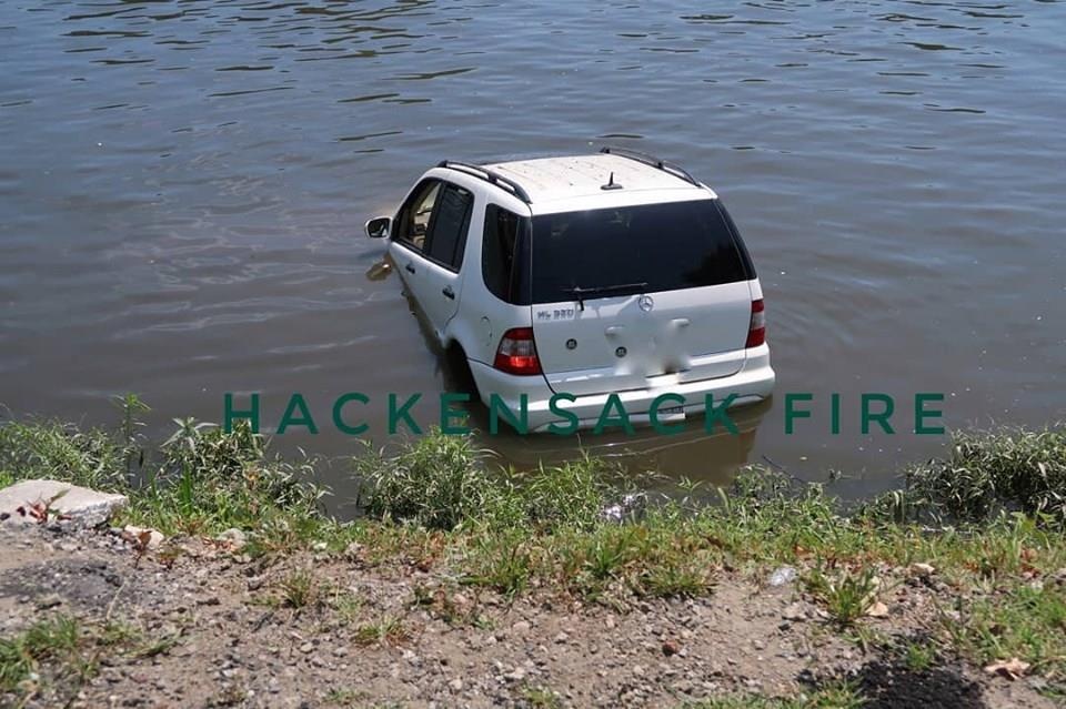 Mercedes lao xuống sông vì đạp nhầm chân ga ảnh 2 Mercedes lao xuong song vi dap nham chan ga anh 2