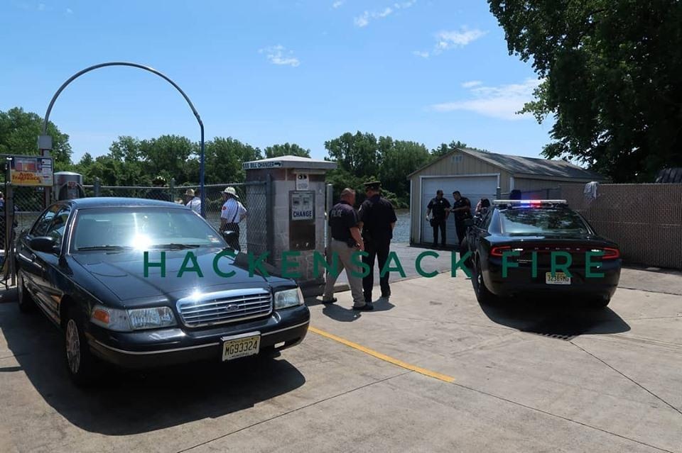 Mercedes lao xuống sông vì đạp nhầm chân ga ảnh 4 Mercedes lao xuong song vi dap nham chan ga anh 4