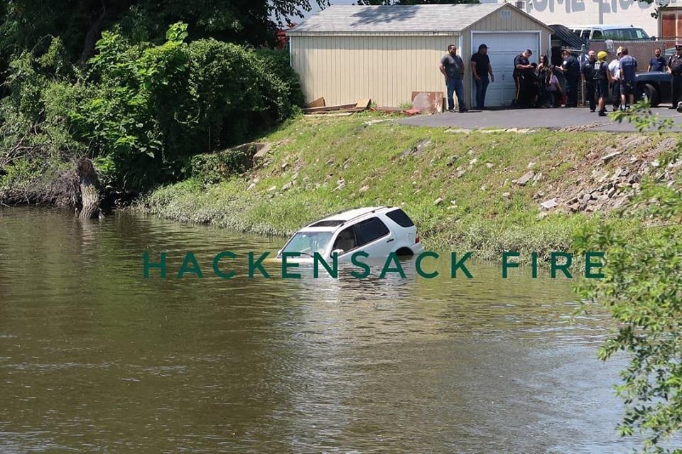 Mercedes lao xuống sông vì đạp nhầm chân ga ảnh 3 Mercedes lao xuong song vi dap nham chan ga anh 3