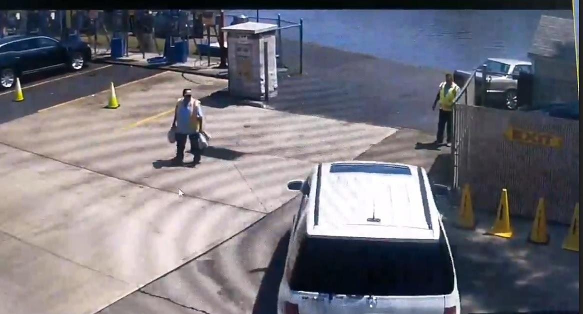 Mercedes lao xuống sông vì đạp nhầm chân ga ảnh 1 Mercedes lao xuong song vi dap nham chan ga anh 1