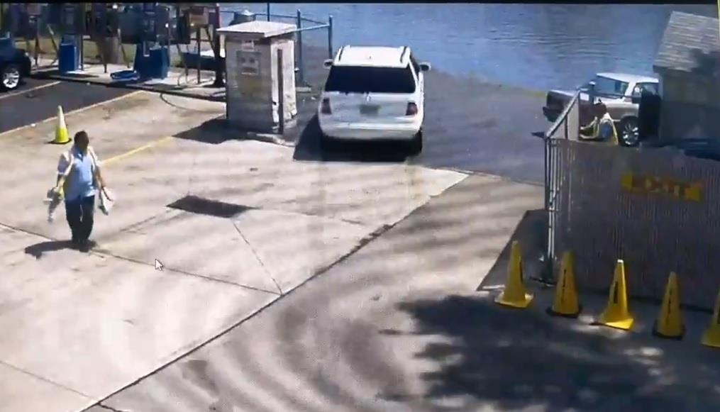 Nu tai xe dap nham chan ga, Mercedes ML lao xuong song hinh anh