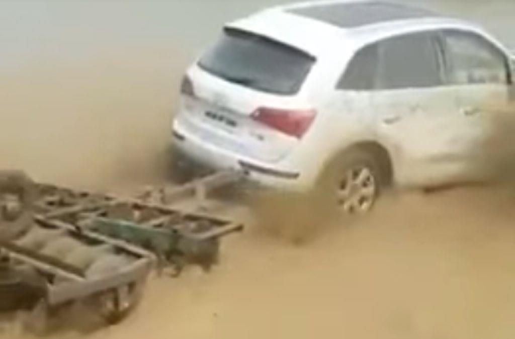 Chu xe choi troi, bien xe sang Audi Q5 thanh may cay ruong hinh anh