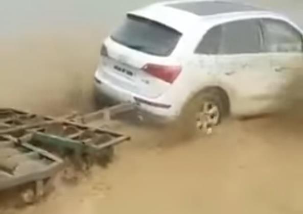 Audi Q5 thanh may cay ruong hinh anh