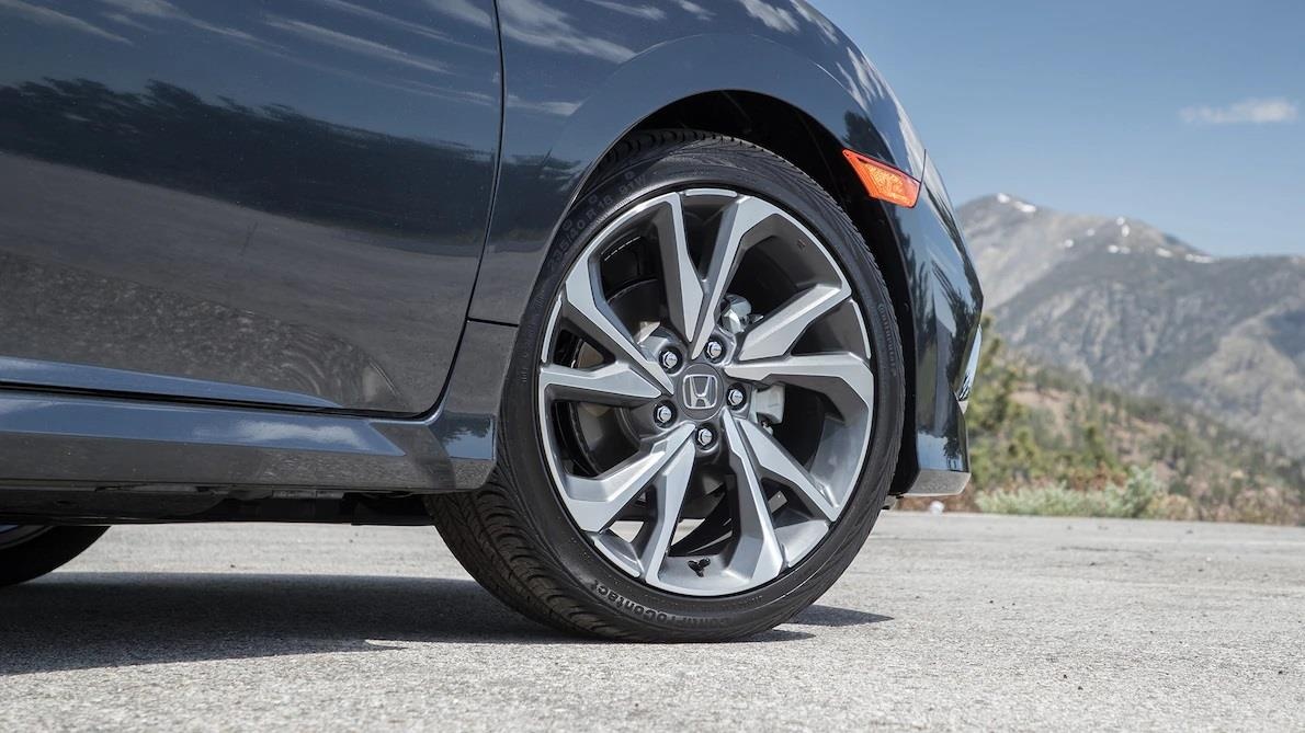 so sánh Toyota Corolla XSE 2020 và Honda Civic Touring 2019 ảnh 7 so sanh Toyota Corolla XSE 2020 va Honda Civic Touring 2019 anh 7