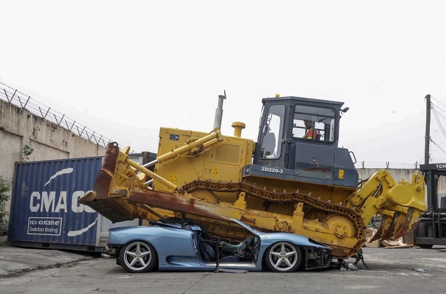 Ferrari 360 Spider bị máy xúc nghiền nát ảnh 1 Ferrari 360 Spider bi may xuc nghien nat anh 1