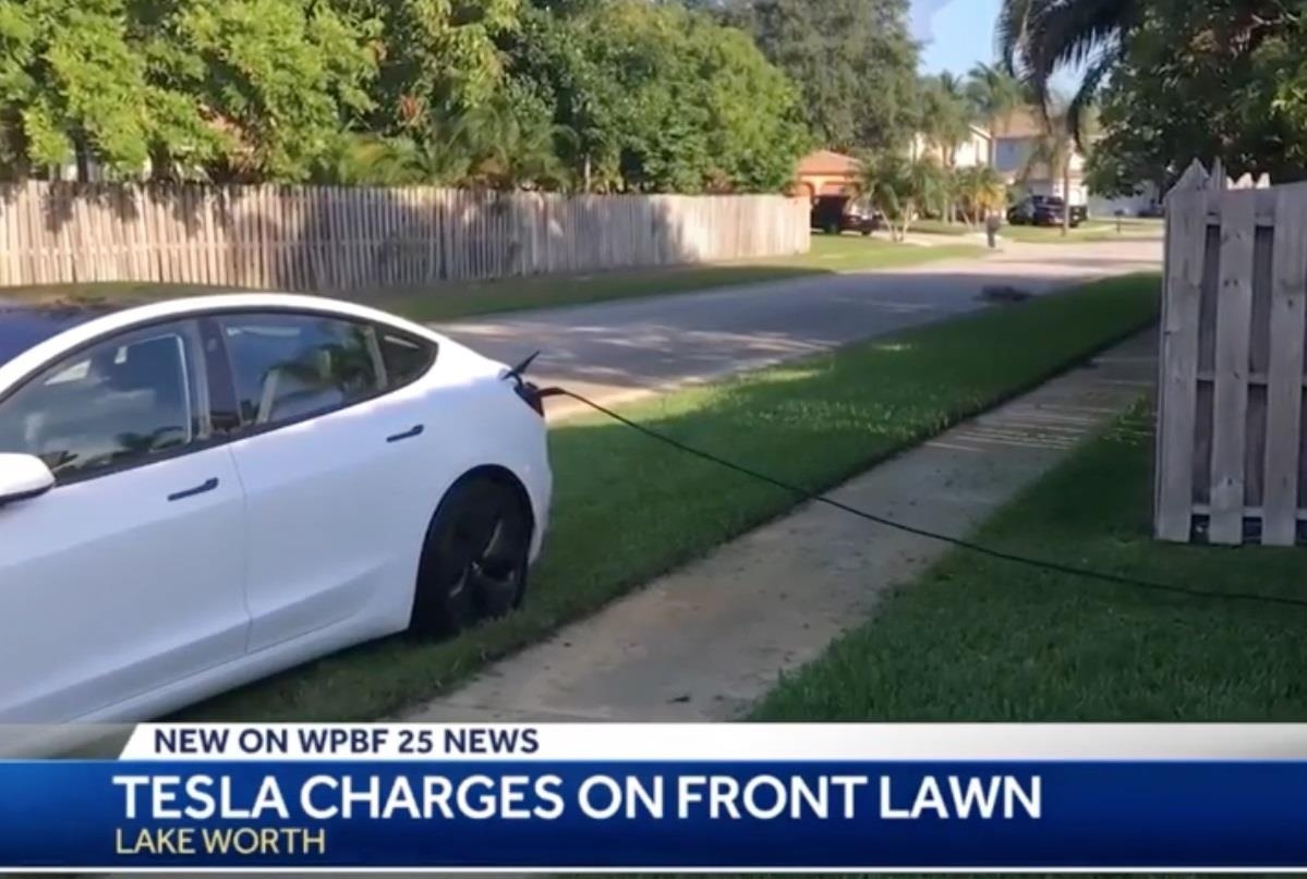 Chu xe Tesla sac trom dien cua nha dan, tu choi tra tien dien hinh anh