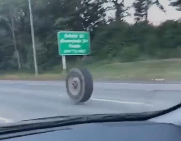 Lop xe dau keo vang nat dau xe Jeep nguoc chieu hinh anh