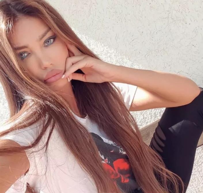 Sao Playboy lao sieu xe xuong be boi, do loi cho vuong giay cao got hinh anh