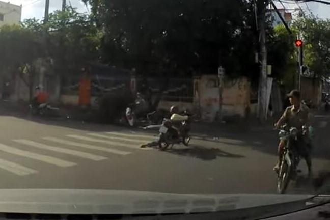 Quyet om dien thoai lai xe may, nguoi dan ong tu nga song soai hinh anh