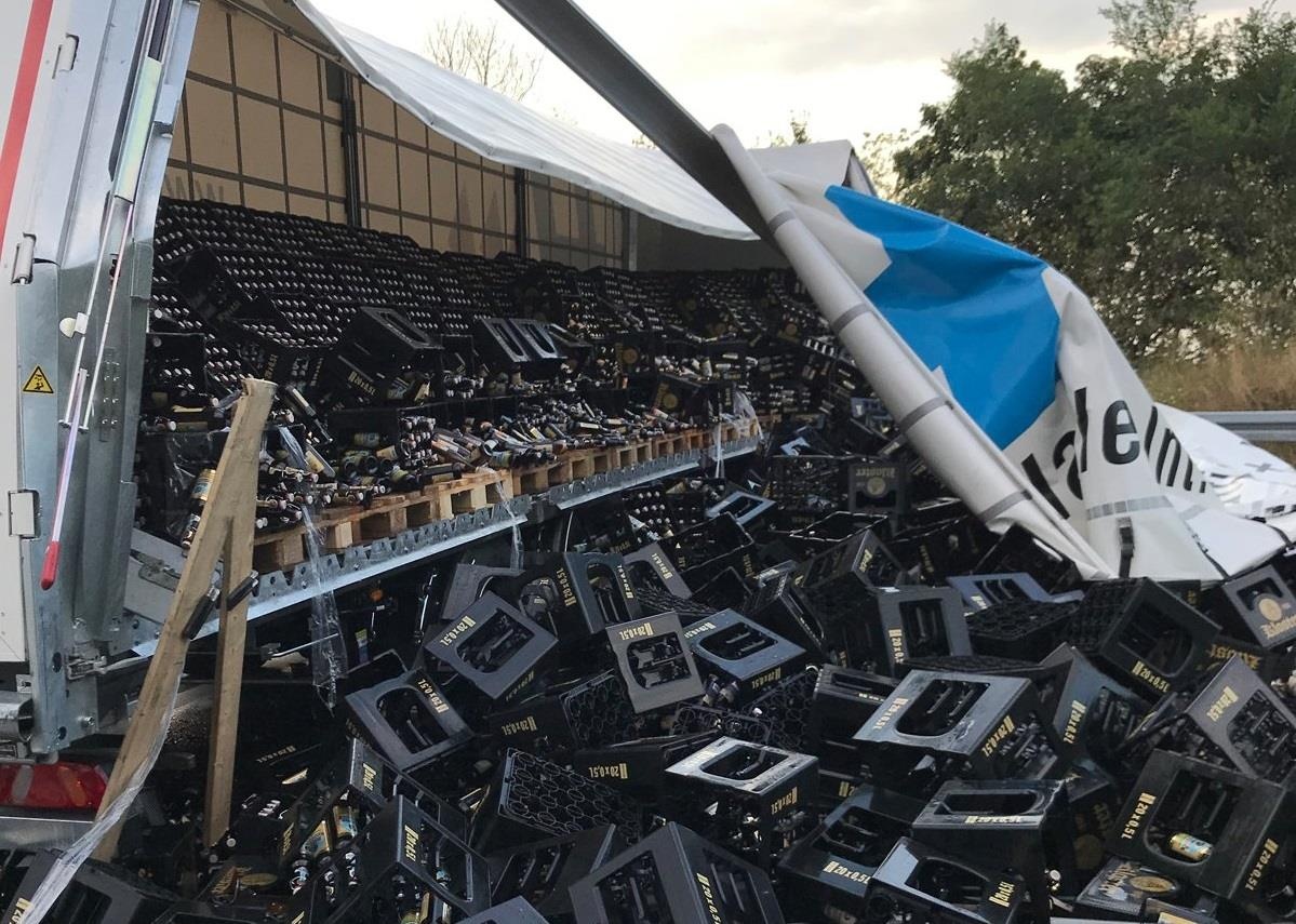 Container gap nan tren cao toc, hon 10.000 chai bia do ra duong hinh anh