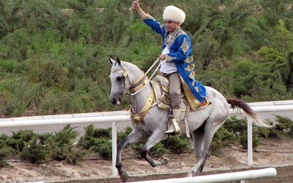 tong thong Turkmenistan drift xe quanh cong dia nguc anh 1