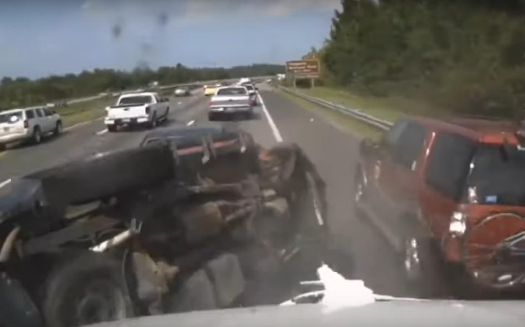 Xe dau keo khong kip phanh, dam nat nhieu xe khac hinh anh