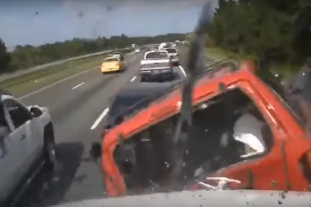 xe đầu kéo không kịp phanh đâm nát nhiều xe khác ảnh 1 xe dau keo khong kip phanh dam nat nhieu xe khac anh 1