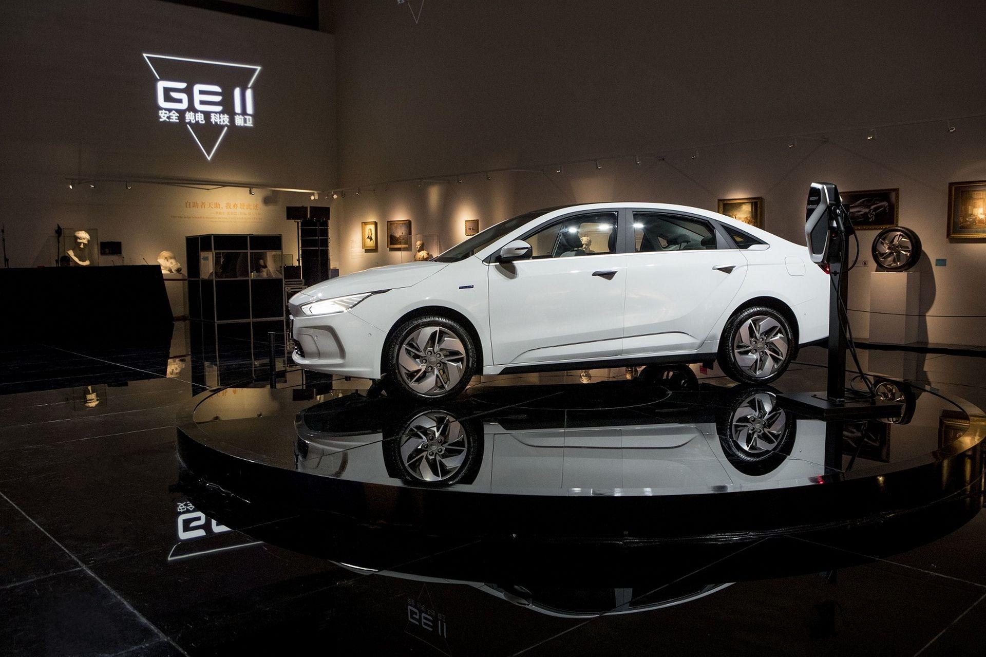 xe Trung Quoc that the tren san nha anh 2