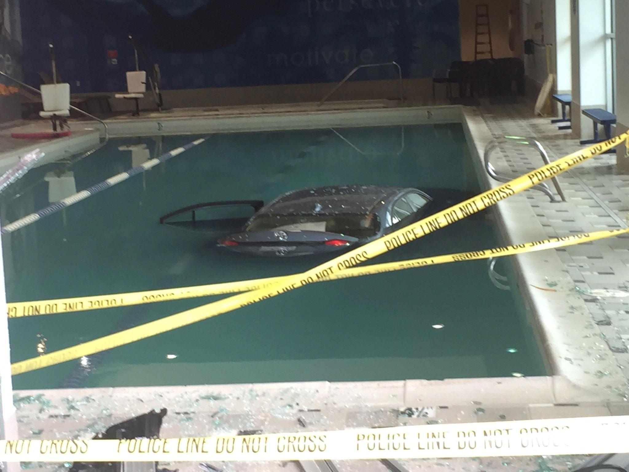 lao xe qua cua so xuong be boi anh 1