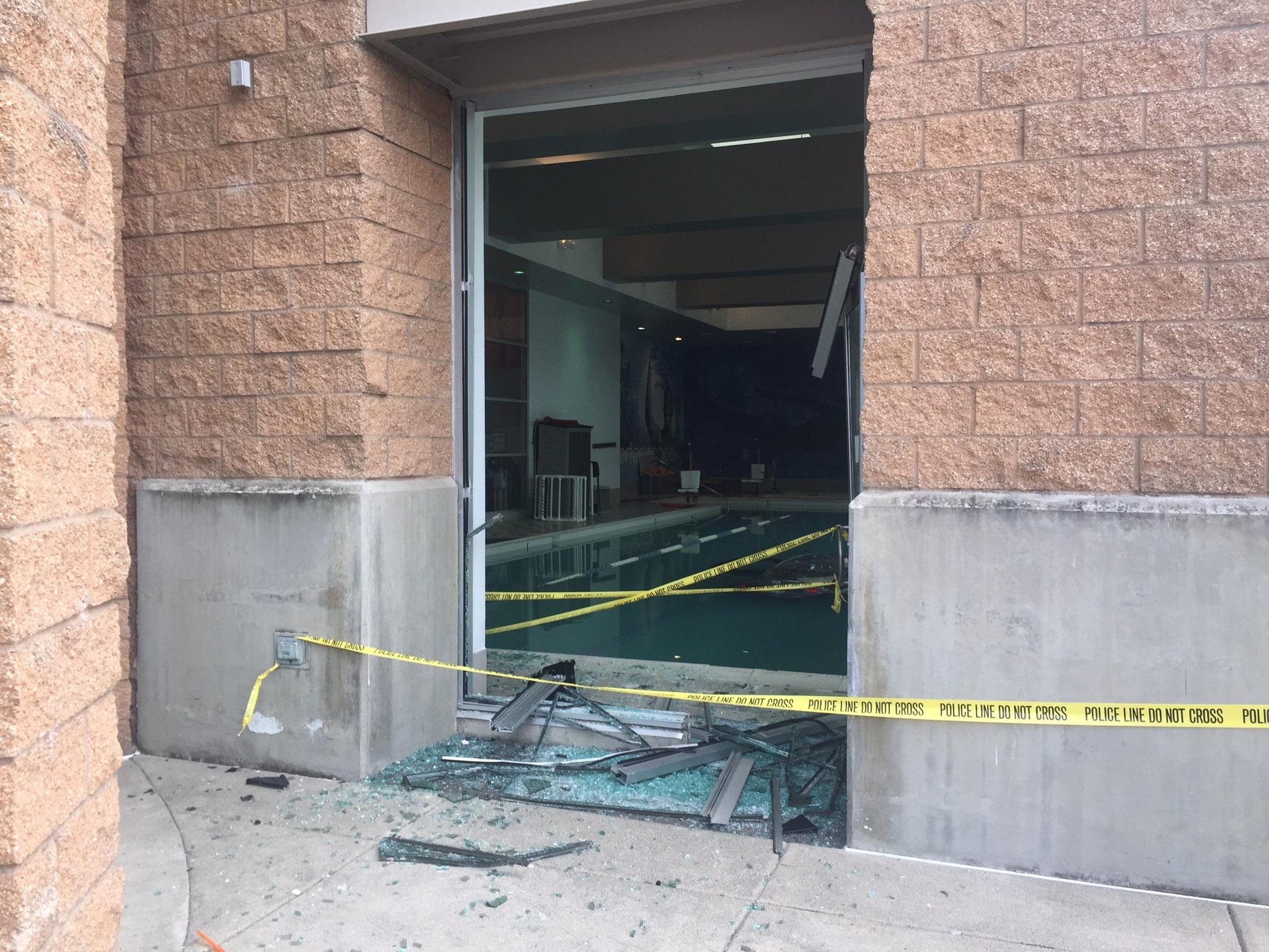 lao xe qua cua so xuong be boi anh 5