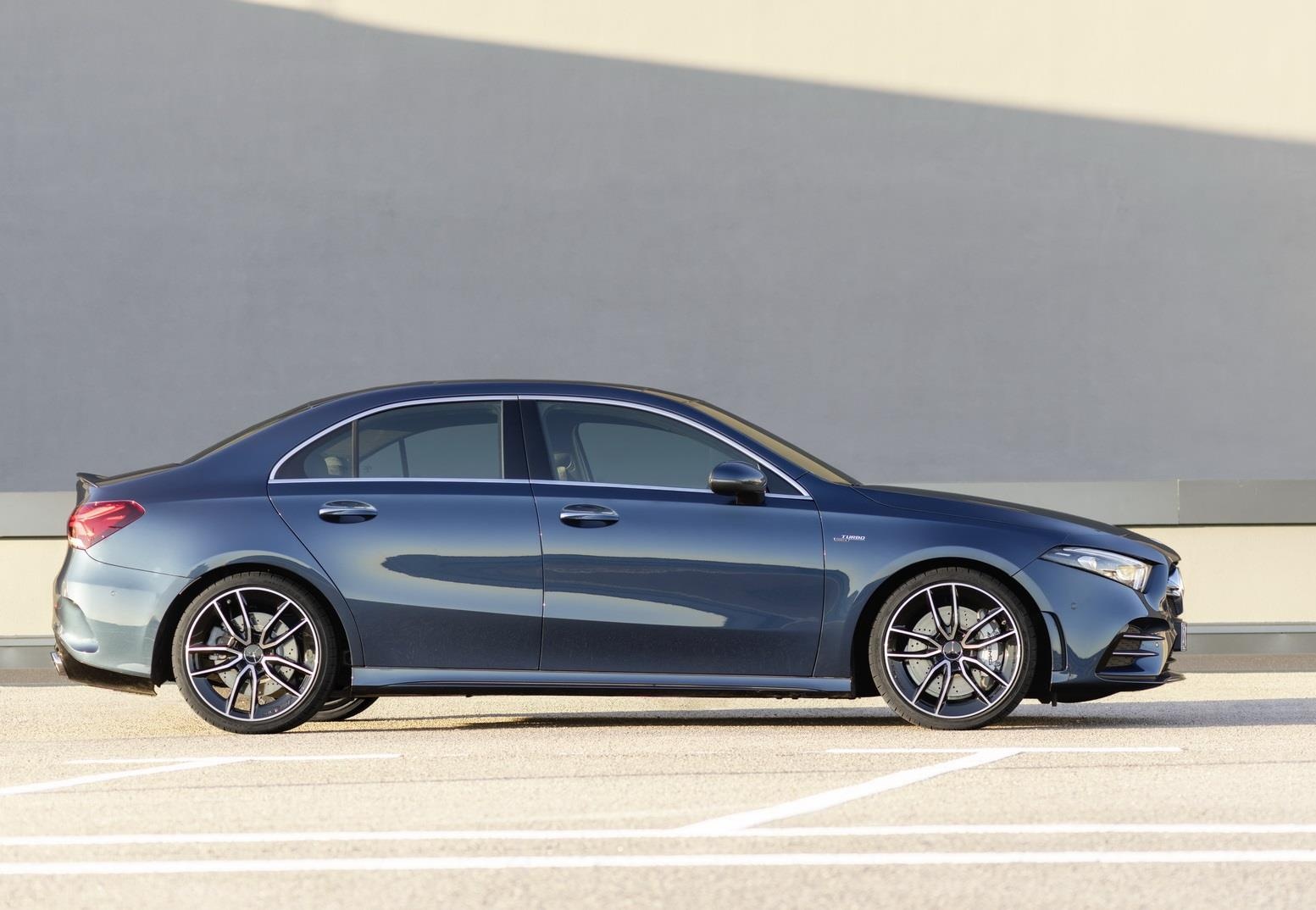 Mercedes-AMG A35 gia cao bat ngo anh 3