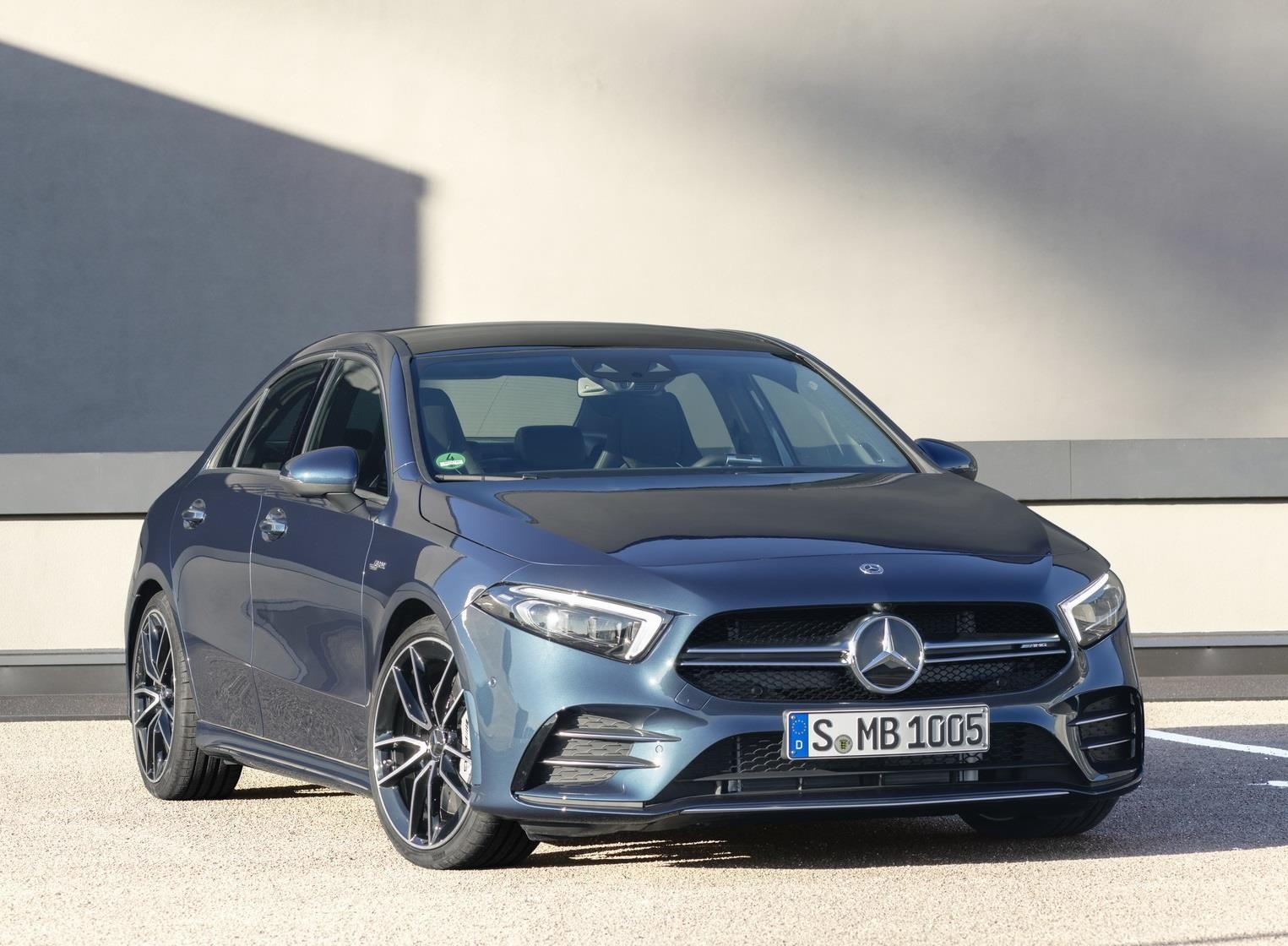 Mercedes-AMG A35 're nhat dong AMG' co gia cao bat ngo hinh anh