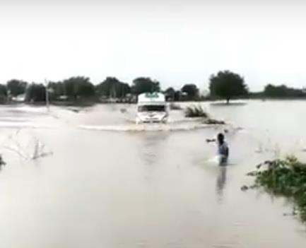 Cau be loi nuoc dan duong cho xe cuu thuong qua cau hinh anh