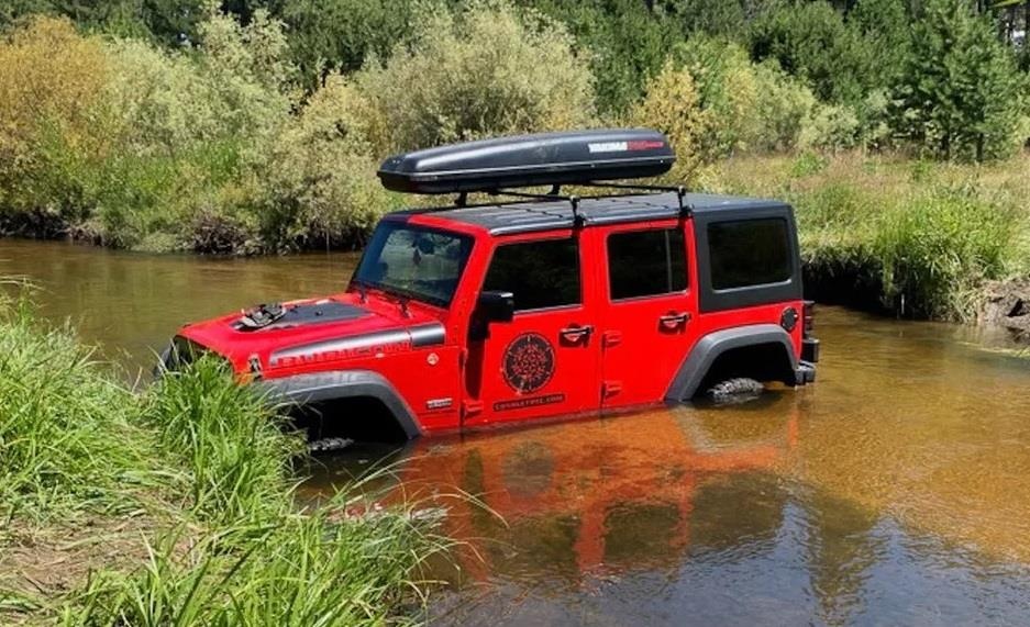 Bi an chiec SUV bi bo quen duoi suoi hinh anh