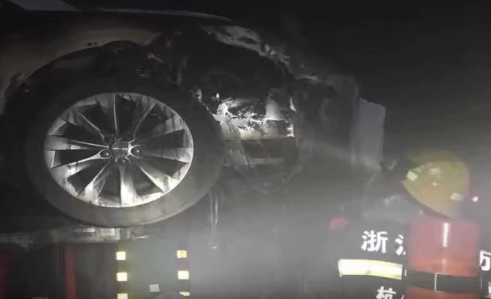 Tesla Model S lai boc chay tai Trung Quoc hinh anh